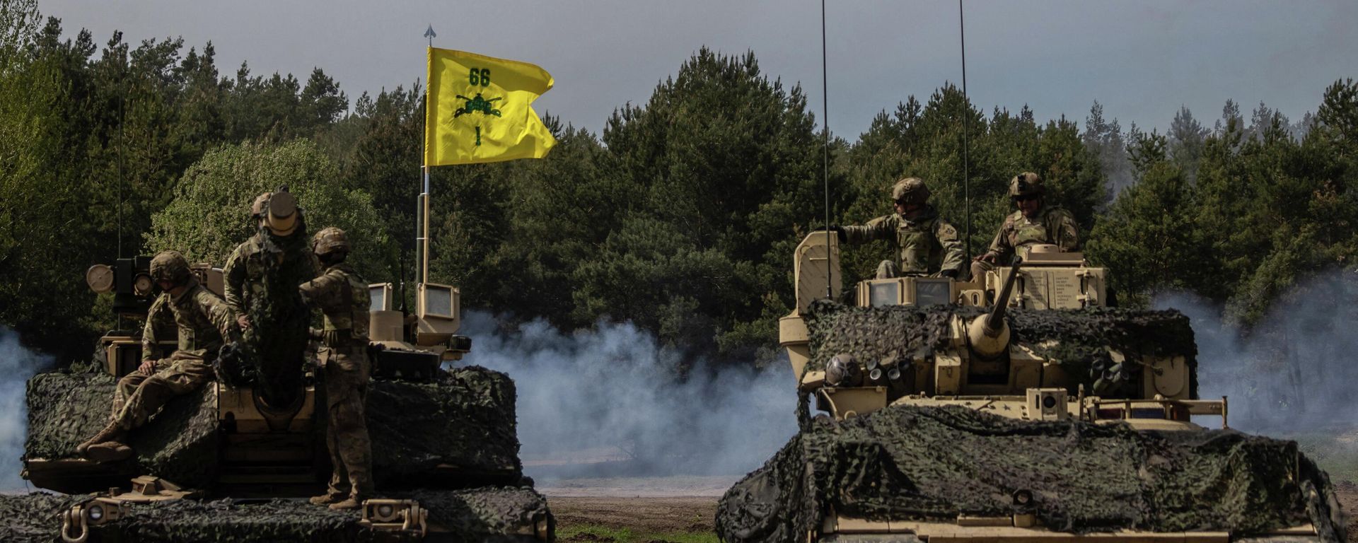 A Polish Mi-24 helicopter gunship flies over US soldiers as troops from Poland, USA, France and Sweden take part in the DEFENDER-Europe 22 military exercise, in Nowogrod, Poland on May 19, 2022. - Sputnik International, 1920, 22.05.2022