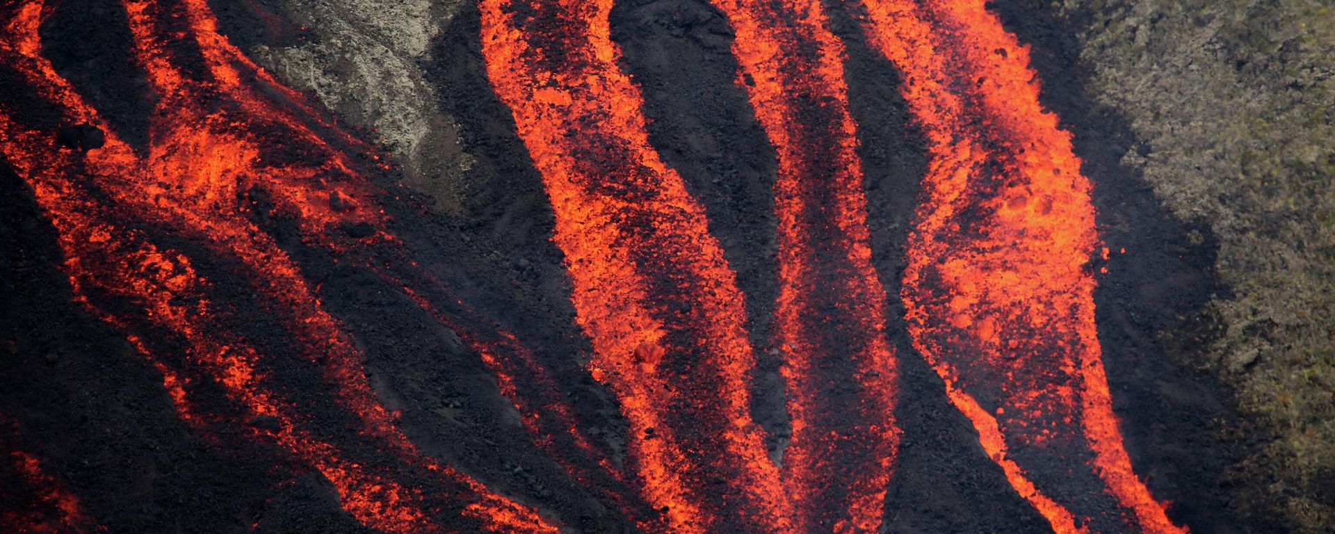Lava flows out of the Piton de la Fournaise volcano as it erupts on July 31, 2015 on the French island of La Reunion in the Indian Ocean. - Sputnik International, 1920, 22.05.2022