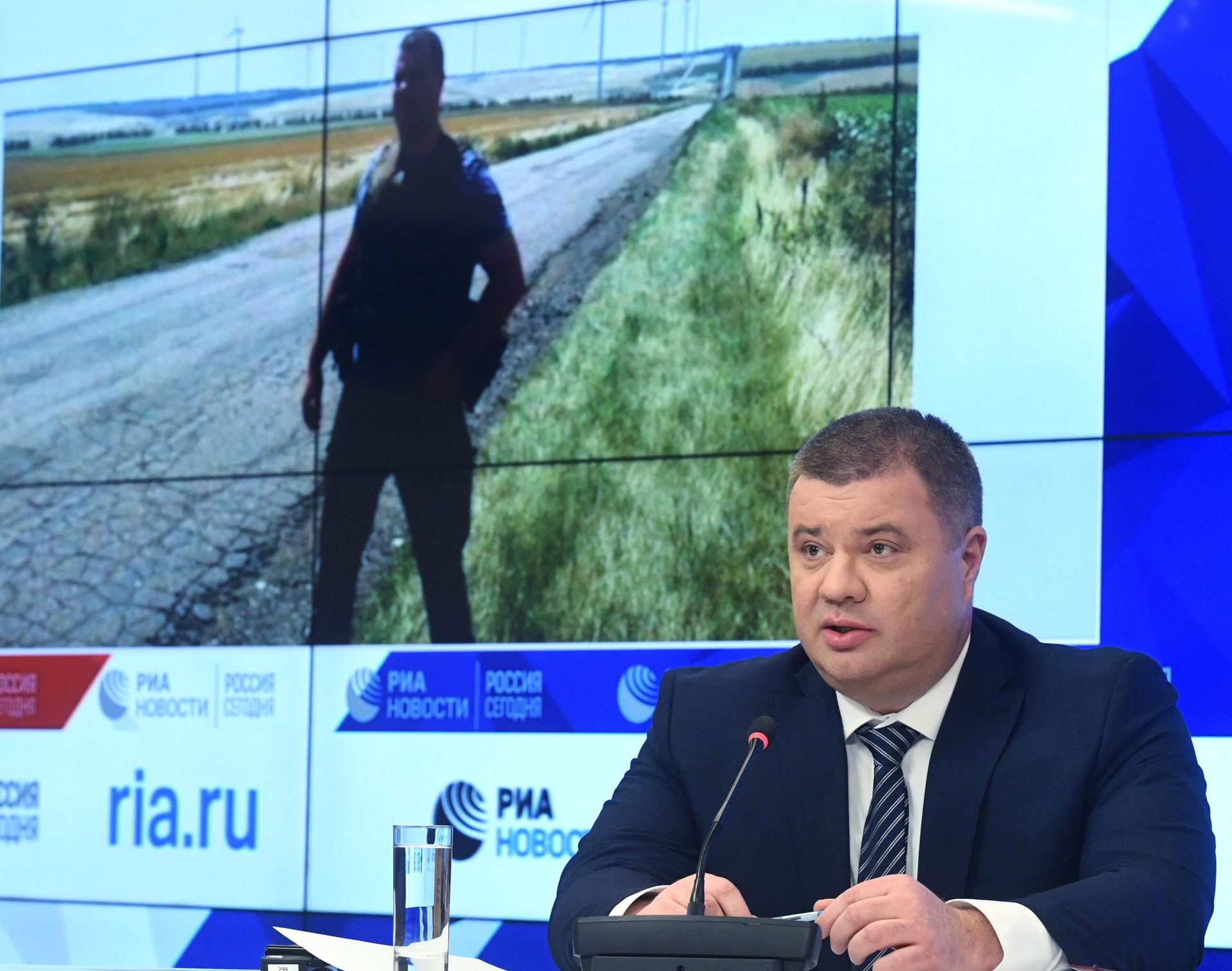 Former SBU Lieutenant-Colonel Vasily Prozorov addressing the situation in Ukraine after the coup at a press conference in Moscow.
 - Sputnik International, 1920, 22.05.2022