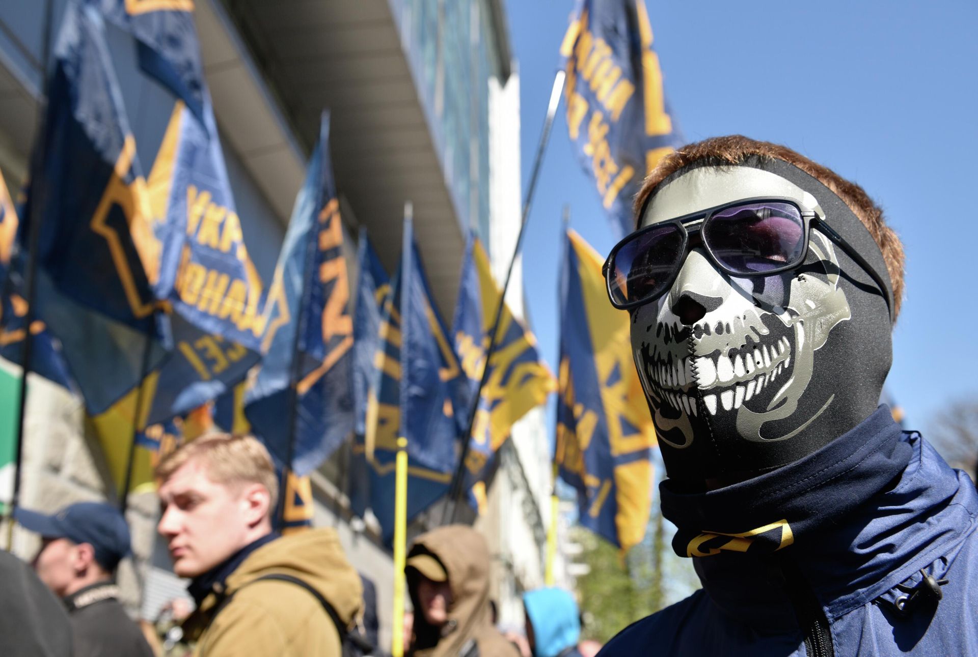 Radicals protest outside Russian banks in Kiev - Sputnik International, 1920, 22.05.2022