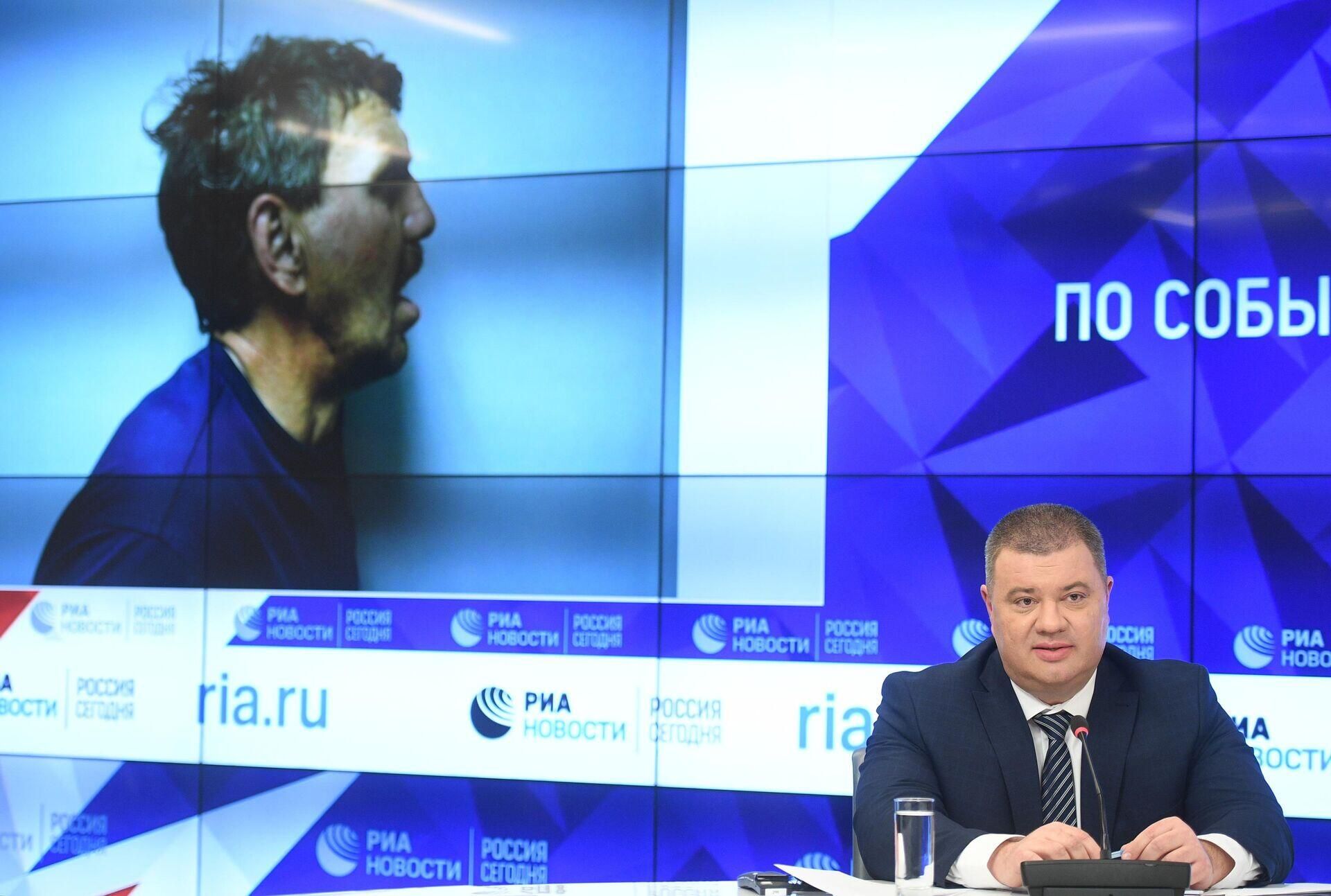 Former SBU Lieutenant-Colonel Vasily Prozorov shows a picture of one of the Library prisoners at a press conference in Moscow. - Sputnik International, 1920, 22.05.2022