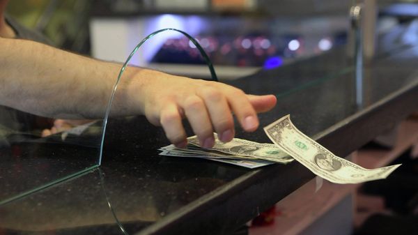 A client grabs US dollars banknotes at a foreign exchange office in the centre of Ankara on May 25, 2018.  - Sputnik International