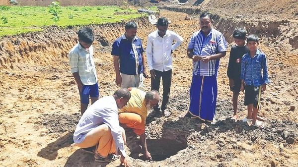 Officials unearthed seven terracotta ring wells while desilting a Chola era temple tank in Thanjavur - Sputnik International