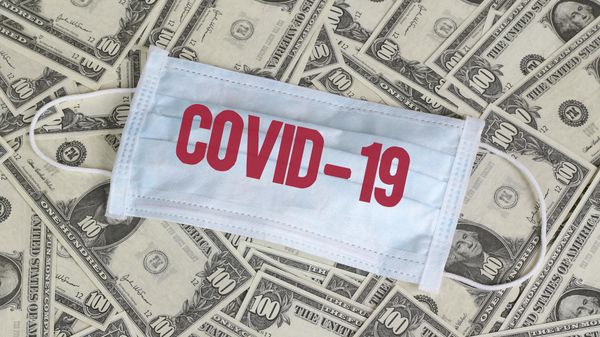 US Dollars and a face mask - Sputnik International