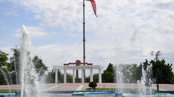 A copy of the assault flag of the 150th Order of Kutuzov II degree of the Idritsa Rifle Division on Victory Square in Melitopol. - Sputnik International