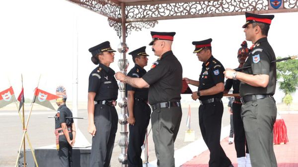 Captain Abhilasha Barak becomes the First Woman Officer to join Army Aviation Corps as Combat Aviator after successful completion of training - Sputnik International