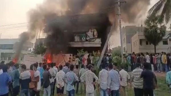 Protesters torch furniture outside Andhra Pradesh minister P Viswarup's house in Amalapuram town on Tuesday Protesters torch furniture outside Andhra Pradesh minister P Viswarup's house in Amalapuram town on Tuesday - Sputnik International