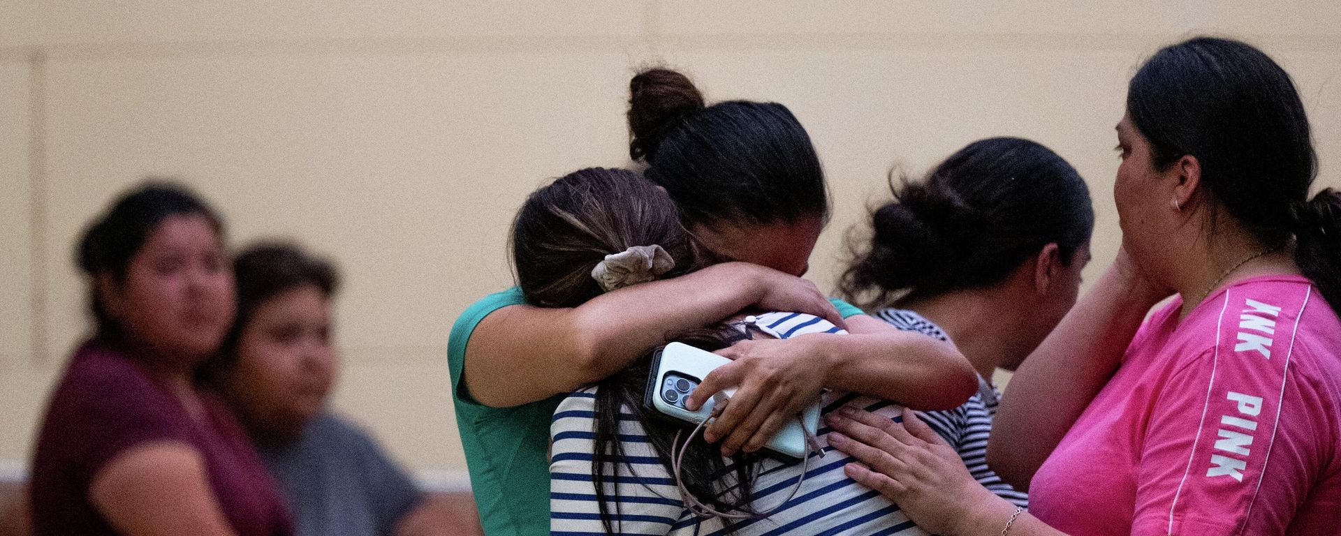 UVALDE, TEXAS - MAY 24: People mourn outside of the SSGT Willie de Leon Civic Center following the mass shooting at Robb Elementary School on May 24, 2022 in Uvalde, Texas. According to reports, 19 students and 2 adults were killed, with the gunman fatally shot by law enforcement - Sputnik International, 1920, 25.05.2022