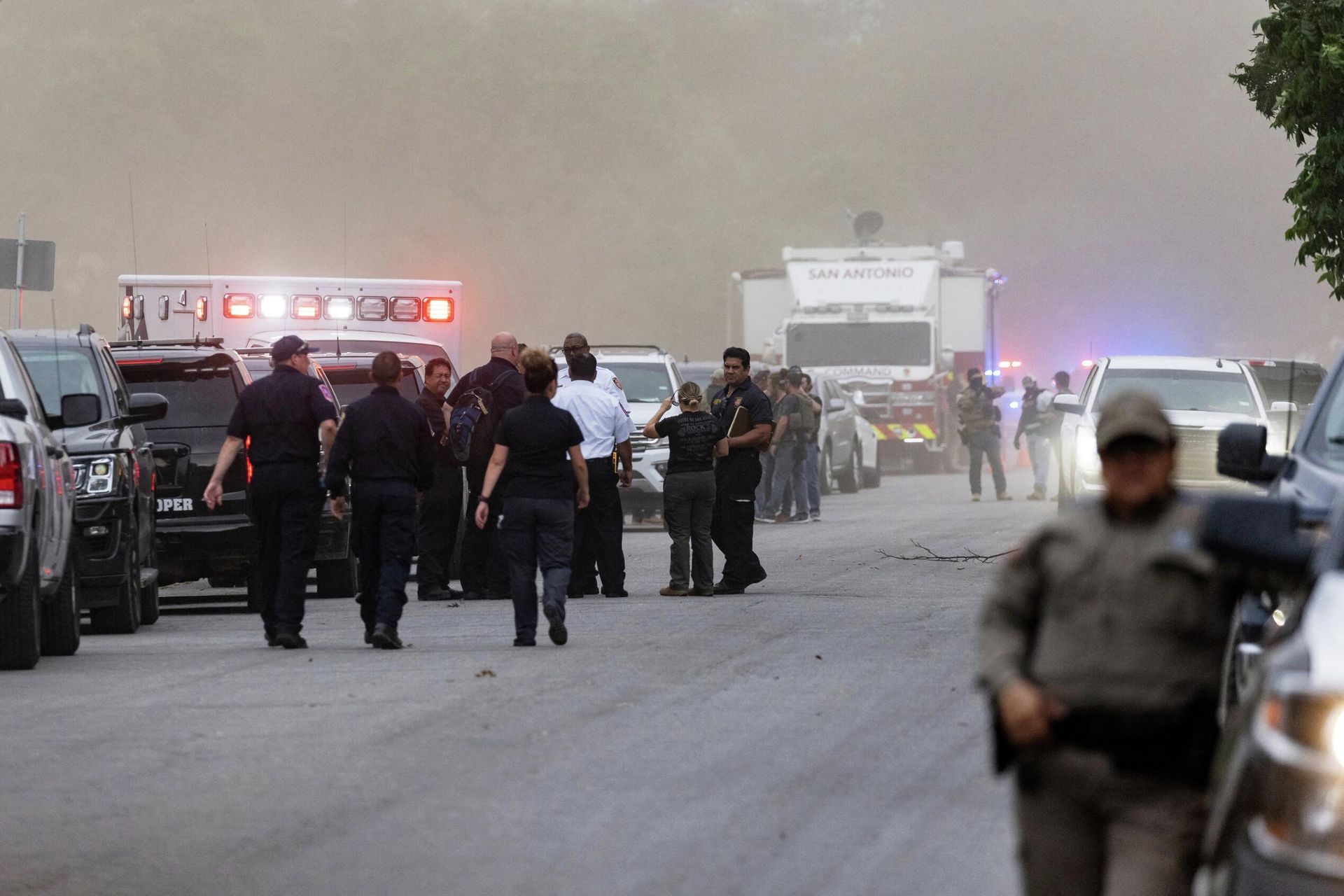  Law enforcement work the scene after a mass shooting at Robb Elementary School where 19 people, including 18 children, were killed on May 24, 2022 in Uvalde, Texas - Sputnik International, 1920, 22.06.2022