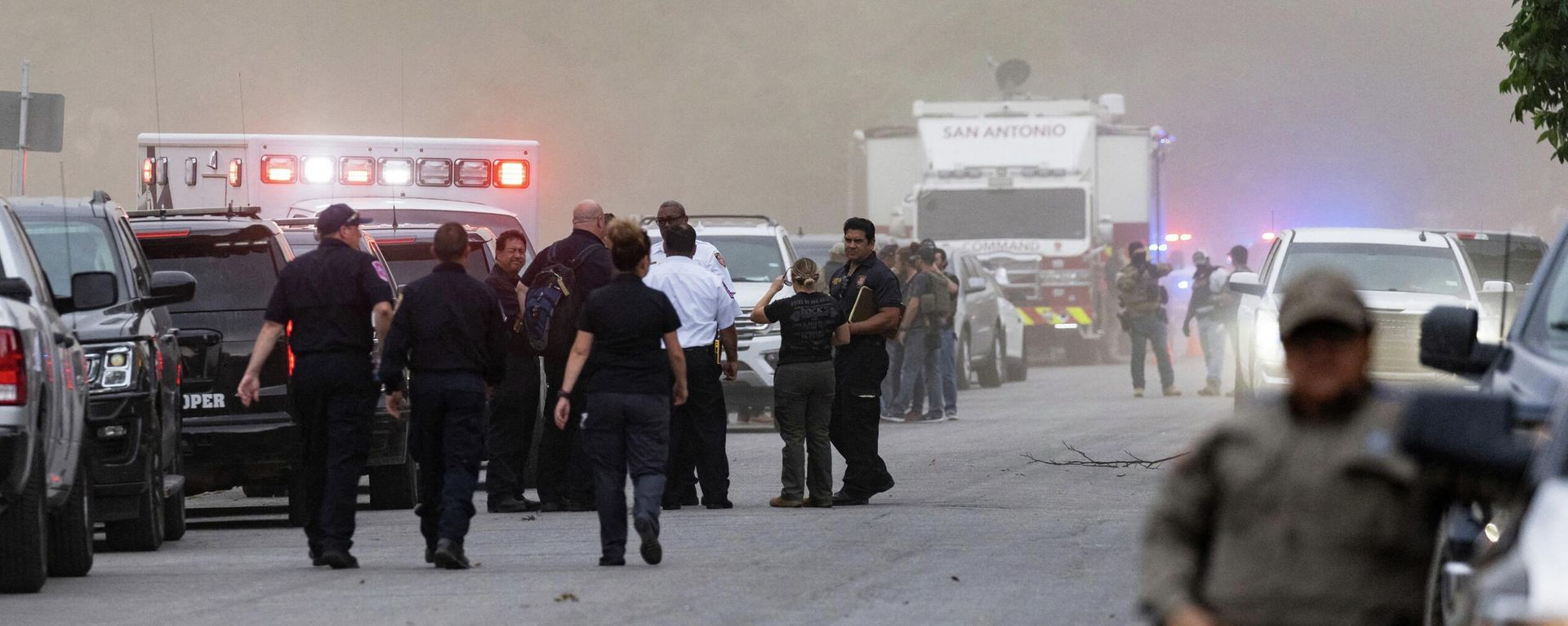  Law enforcement work the scene after a mass shooting at Robb Elementary School where 19 people, including 18 children, were killed on May 24, 2022 in Uvalde, Texas - Sputnik International, 1920, 26.05.2022