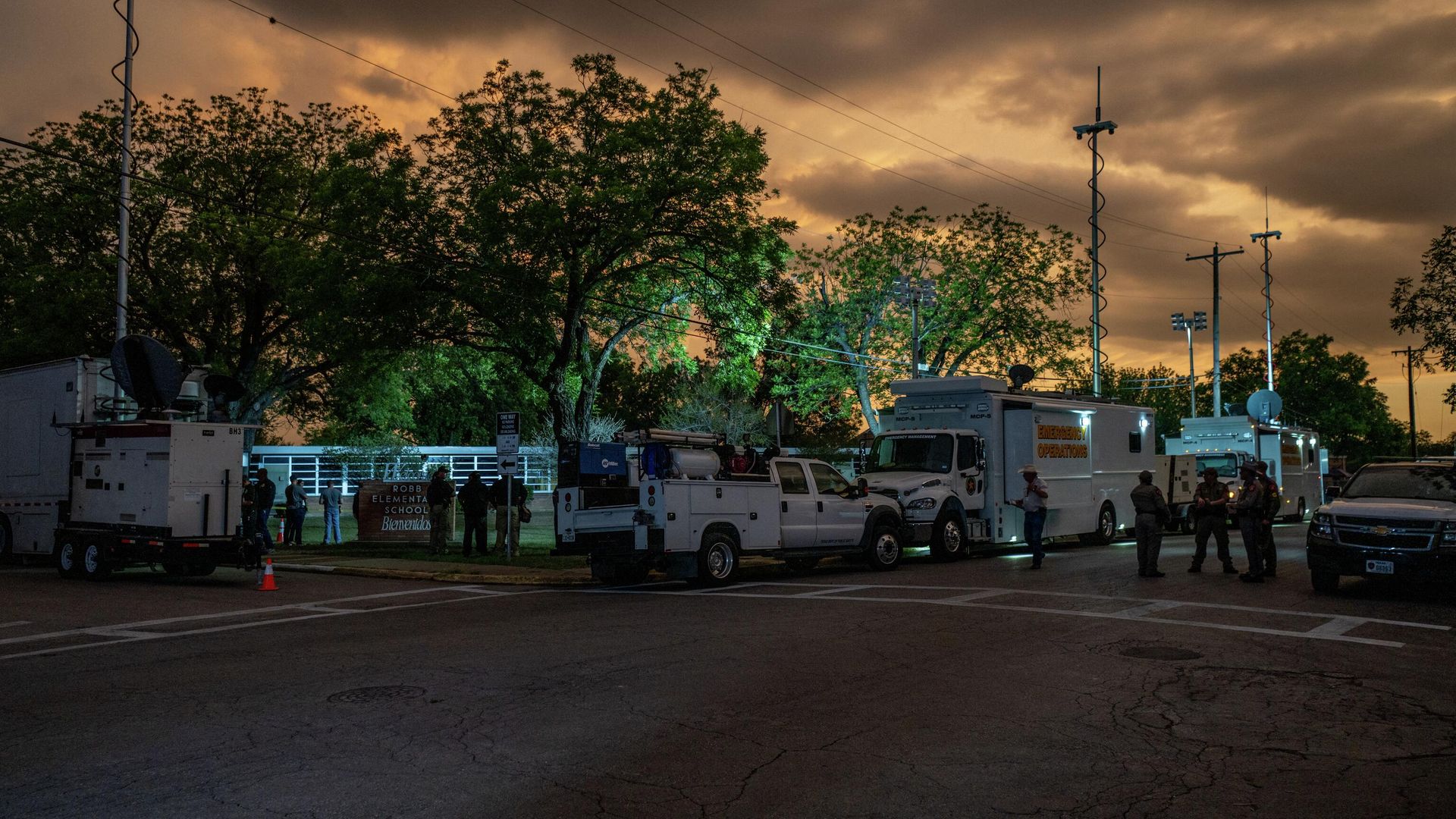 UVALDE, TEXAS - MAY 24: Law enforcement officers gather outside of Robb Elementary School following the mass shooting at Robb Elementary School on May 24, 2022 in Uvalde, Texas UVALDE, TEXAS - MAY 24: Law enforcement officers gather outside of Robb Elementary School following the mass shooting at Robb Elementary School on May 24, 2022 in Uvalde, Texas - Sputnik International, 1920, 25.05.2022