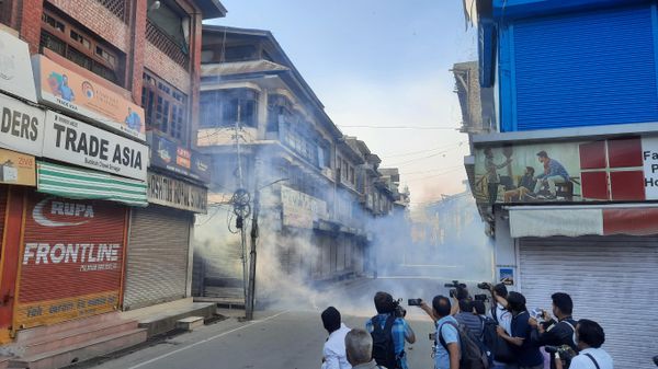 Clashes between protestors and armed police took place in Kashmir region as militant commander turned politician Yasin Malik was awarded life sentence by an Indian court for waging war against India. - Sputnik International