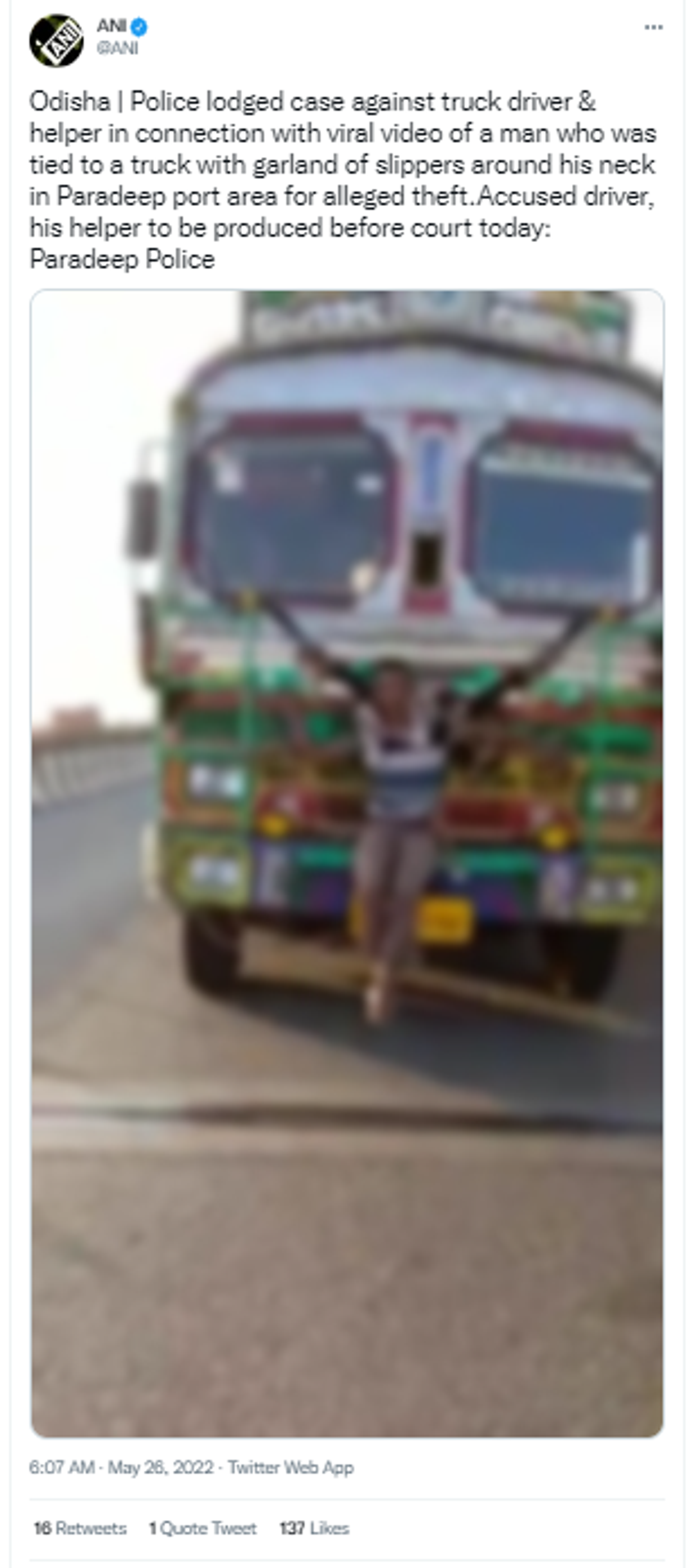 Man in India tied to a truck, garlanded with slippers for stealing a mobile phone - Sputnik International, 1920, 26.05.2022
