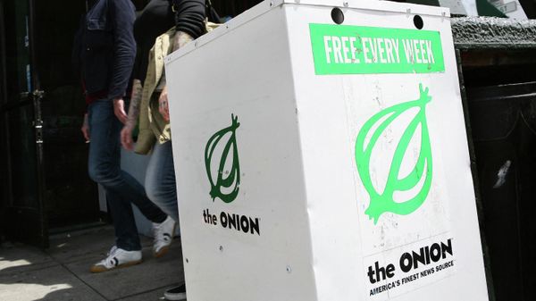 Pedestrians walk by an Onion news rack May 5, 2009 in San Francisco, California. - Sputnik International