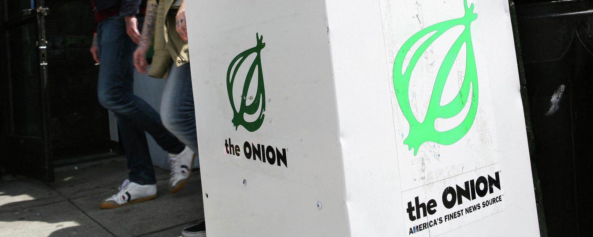 Pedestrians walk by an Onion news rack May 5, 2009 in San Francisco, California. Pedestrians walk by an Onion news rack May 5, 2009 in San Francisco, California. - Sputnik International, 1920, 05.10.2022