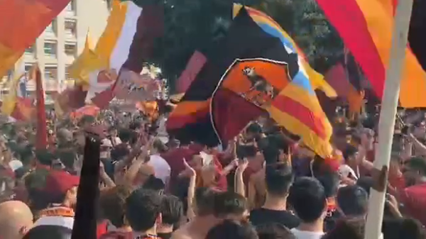Some 100,000 fans of the Italian football club Roma have gathered in central Rome to greet the team returning from Albania’s Tirana after scoring a legendary victory in the Europa Conference League and celebrate the historic occasion. - Sputnik International