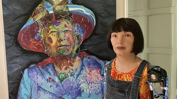 Ai-Da uses cameras in her eyes and computer memory to paint and draw images - Sputnik International