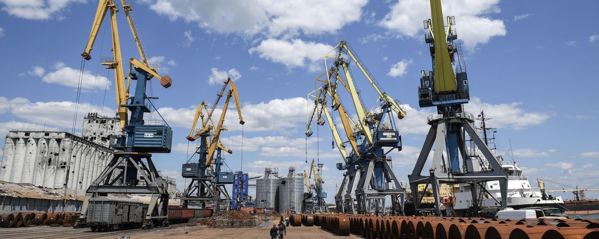 A view shows the seaport of Mariupol in the course of Russia's military operation in Ukraine, in Mariupol, Donetsk People's Republic - Sputnik International, 1920, 27.05.2022