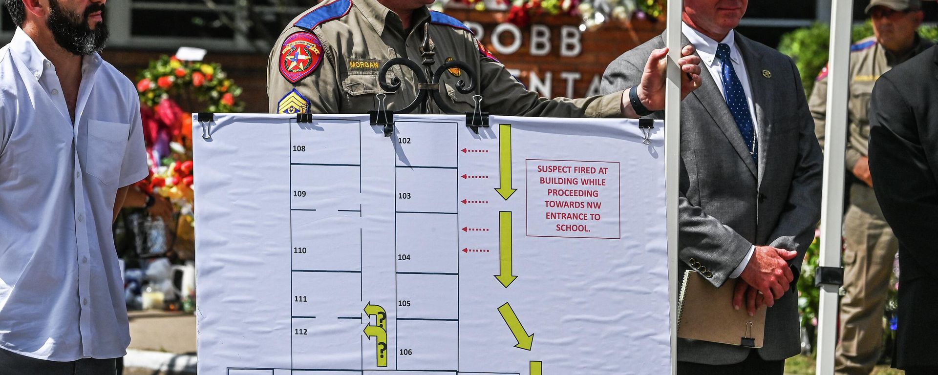 A crime scene outline of the Robb Elementary School is presented showing the path of the gunman as the Director and Colonel of the Texas Department of Public Safety Steven C. McCraw speaks at a press conference outside the school in Uvalde, Texas, on May 27, 2022. - Sputnik International, 1920, 27.05.2022