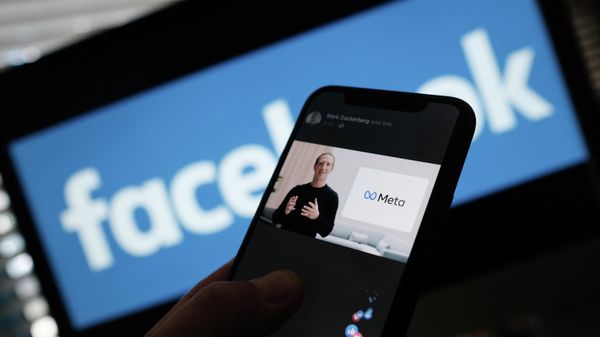 In this illustration photo taken in Los Angeles on October 28, 2021, a person watches on a smartphone Facebook CEO Mark Zuckerberg unveil the META logo. - Sputnik International