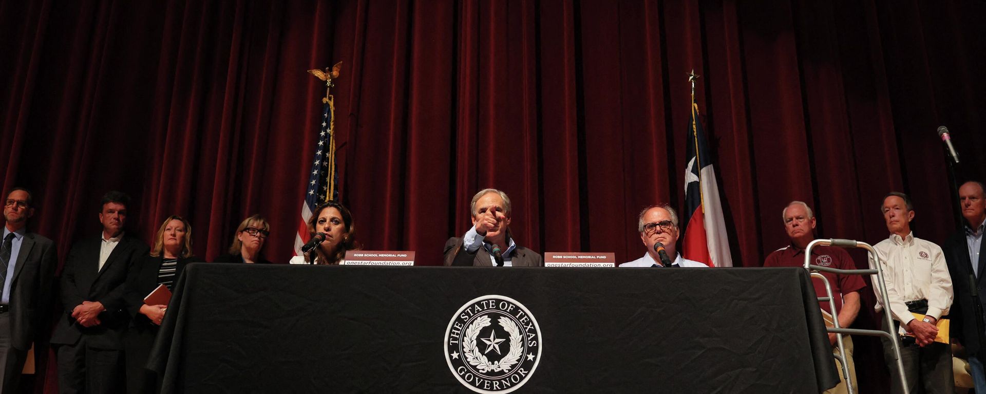 Governor Greg Abbott points to a reporter during a press conference about the mass shooting at Uvalde High School on May 27, 2022 in Uvalde, Texas. - Sputnik International, 1920, 27.05.2022