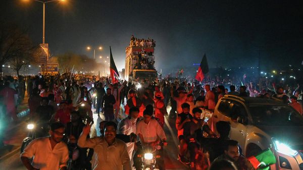 Supporters of ousted Pakistan's prime minister Imran Khan march along a street during a demonstration in Islamabad early on May 26, 2022. - Pakistan called in the army on May 26 after Khan led a rally to the capital Islamabad with thousands of supporters -- in a showdown with his political rivals that saw clashes break out between protesters and police.  - Sputnik International