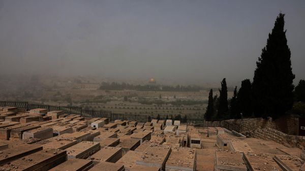 This picture taken from the Jewish cemetary of the Mount of Olives shows a view of Jerusalem's Old City, during a dust storm, on April 24, 2022. - Sputnik International
