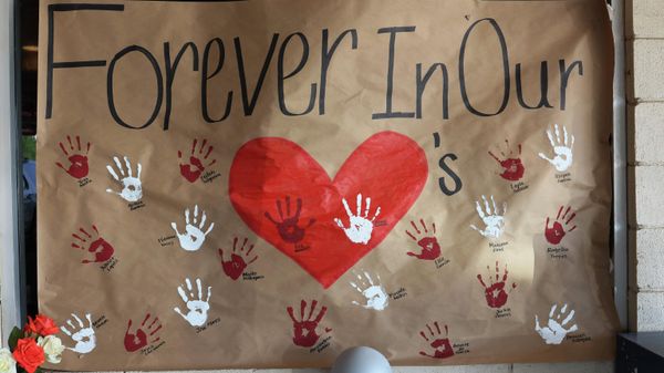 A memorial for victims of the Robb Elementary mass shooting is seen at Ofelia's Mexican Restaurant on May 28, 2022 in Uvalde, Texas. - Sputnik International