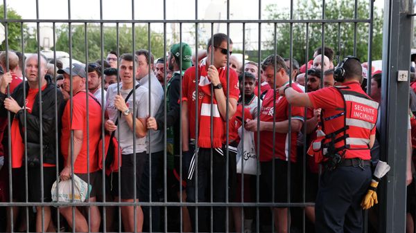 Liverpool fans stand outside unable to get in in time leading to the match being delayed prior to the UEFA Champions League final football match between Liverpool and Real Madrid at the Stade de France in Saint-Denis, north of Paris, on May 28, 2022 - Sputnik International