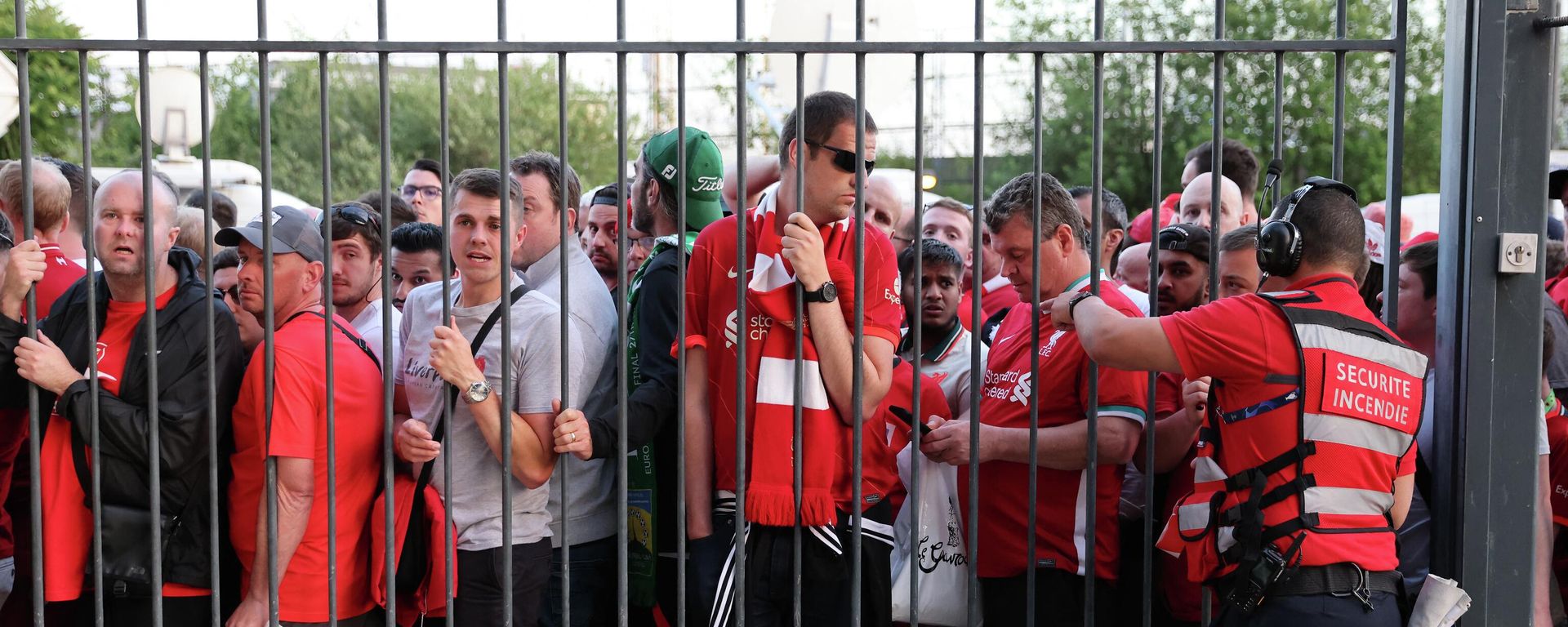 Liverpool fans stand outside unable to get in in time leading to the match being delayed prior to the UEFA Champions League final football match between Liverpool and Real Madrid at the Stade de France in Saint-Denis, north of Paris, on May 28, 2022 - Sputnik International, 1920, 30.05.2022