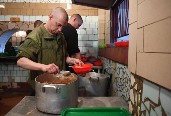 Ukrainian POWs handing out food at a penitentiary facility in the Donetsk People's Republic. - Sputnik International