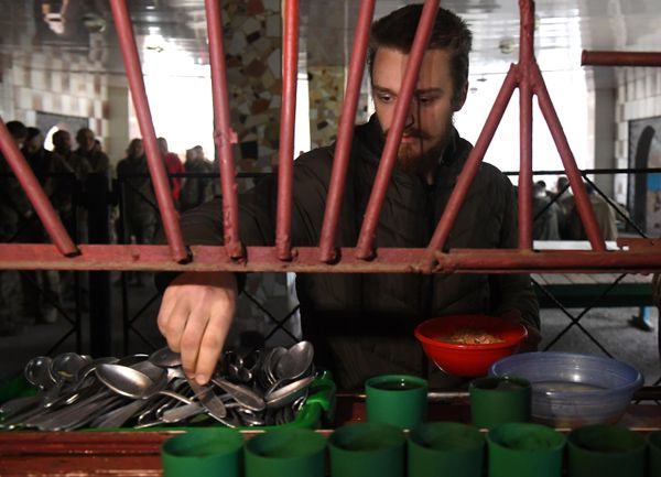 A Ukrainian prisoner of war in the kitchen of a penitentiary facility in the Donetsk People's Republic. - Sputnik International