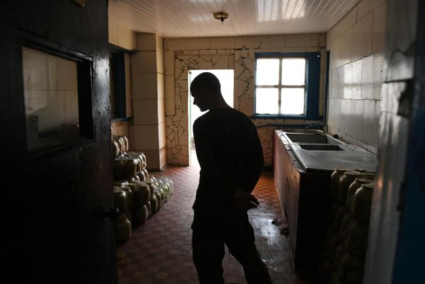 A Ukrainian prisoner of war in the kitchen of a penitentiary facility in the Donetsk People's Republic. - Sputnik International