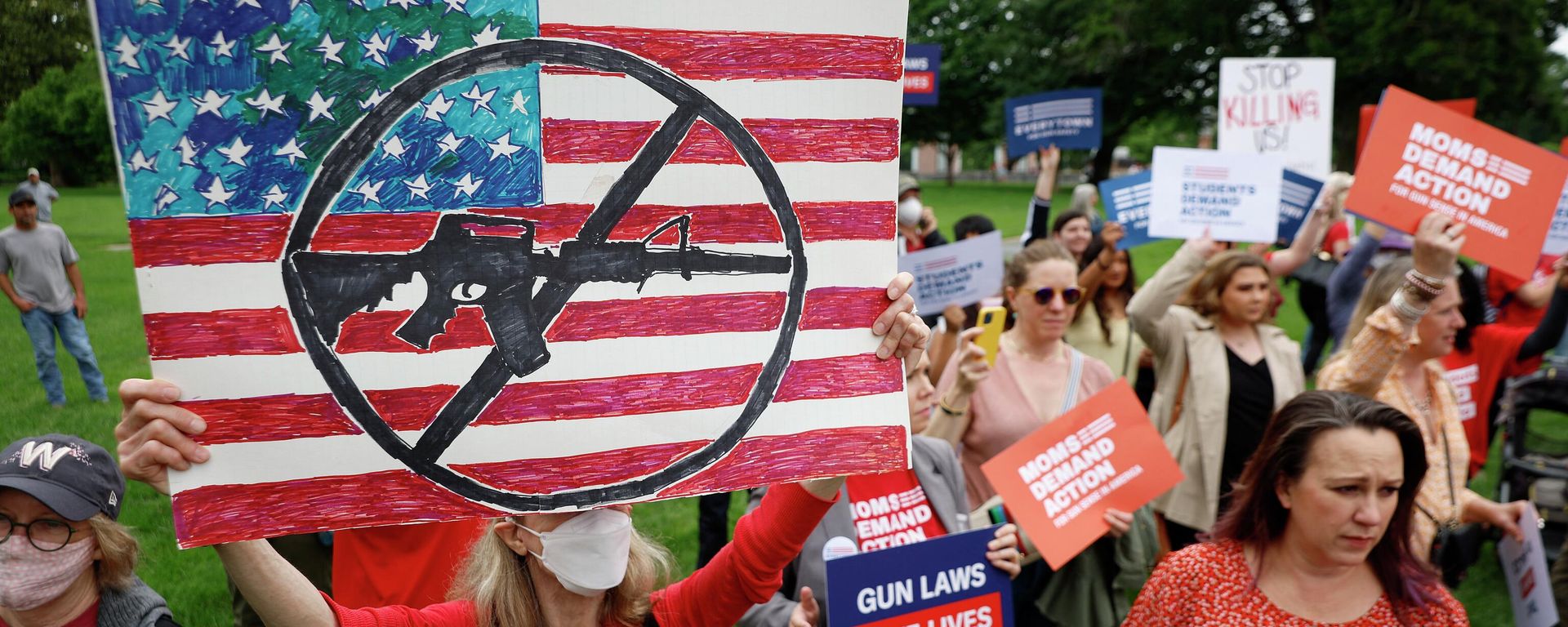 Gun control advocacy groups rally with Democratic members of Congress outside the U.S. Capitol on May 26, 2022 in Washington, DC. - Sputnik International, 1920, 31.05.2022