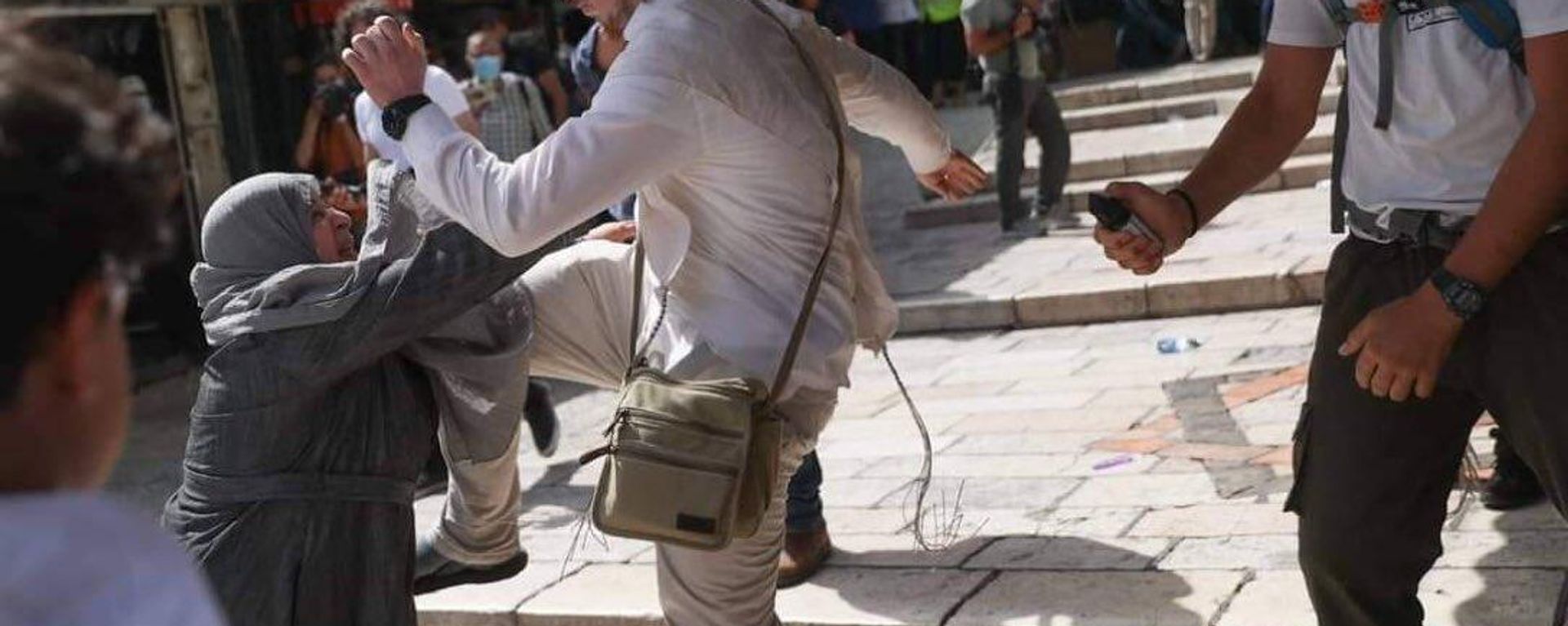 Israeli Kicks Palestinian Woman Israeli Kicks Palestinian Woman - Sputnik International, 1920, 06.02.2023