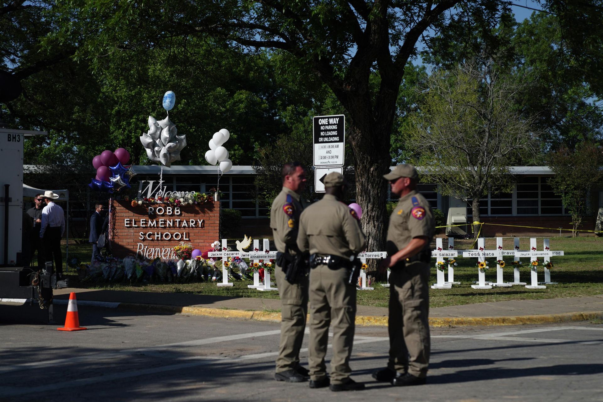 Police officers stand next to a makeshift memorial outside the Robb Elementary School on May 26, 2022 in Uvalde, Texas - Sputnik International, 1920, 21.06.2022