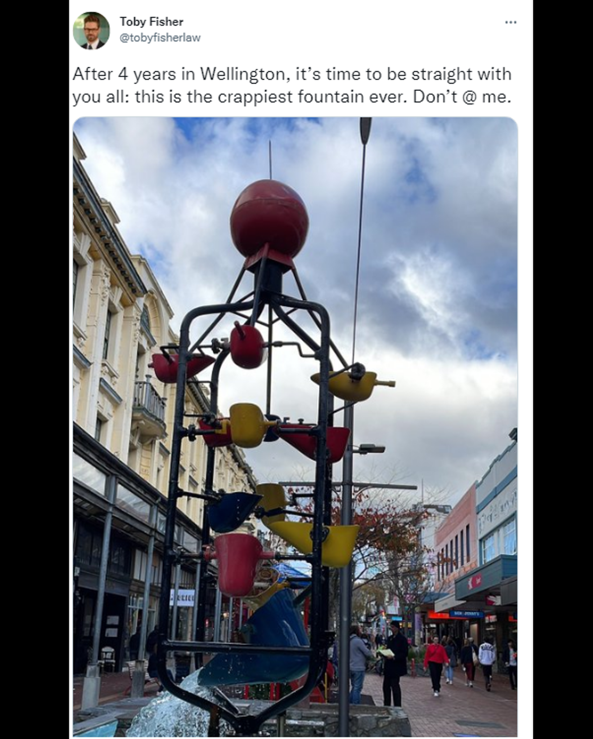A screenshot of a tweet, depicting a statement by Toby Fisher, husband of UK High Commissioner to New Zealand Laura Clarke, regarding the Bucket Fountain in New Zealand. - Sputnik International, 1920, 30.05.2022