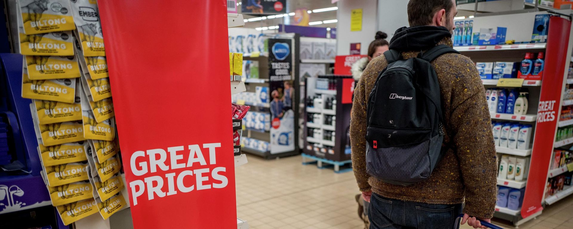A customer carries their shopping in a basket at a Sainsbury's supermarket in Walthamstow, east London on February 13, 2022 - Sputnik International, 1920, 20.06.2022