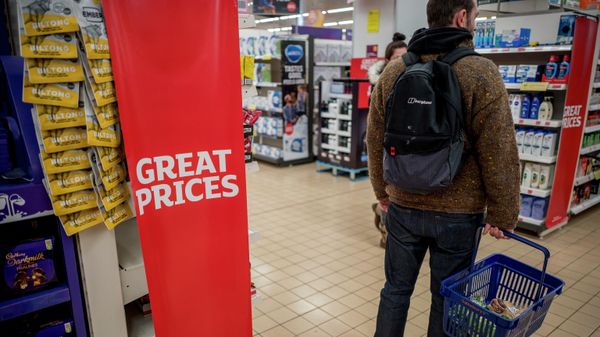 A customer carries their shopping in a basket at a Sainsbury's supermarket in Walthamstow, east London on February 13, 2022 - Sputnik International