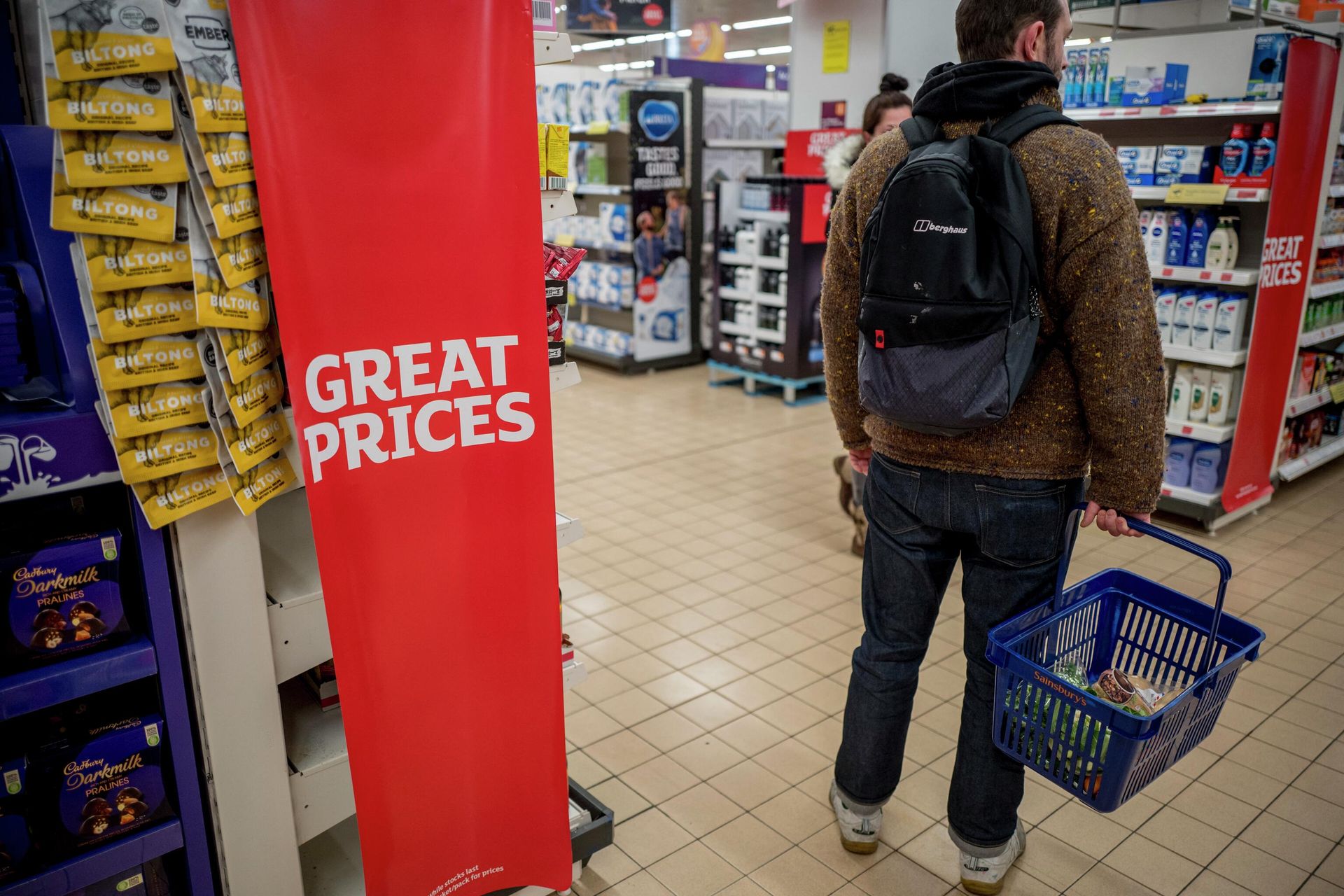 A customer carries their shopping in a basket at a Sainsbury's supermarket in Walthamstow, east London on February 13, 2022 A customer carries their shopping in a basket at a Sainsbury's supermarket in Walthamstow, east London on February 13, 2022 - Sputnik International, 1920, 16.06.2022