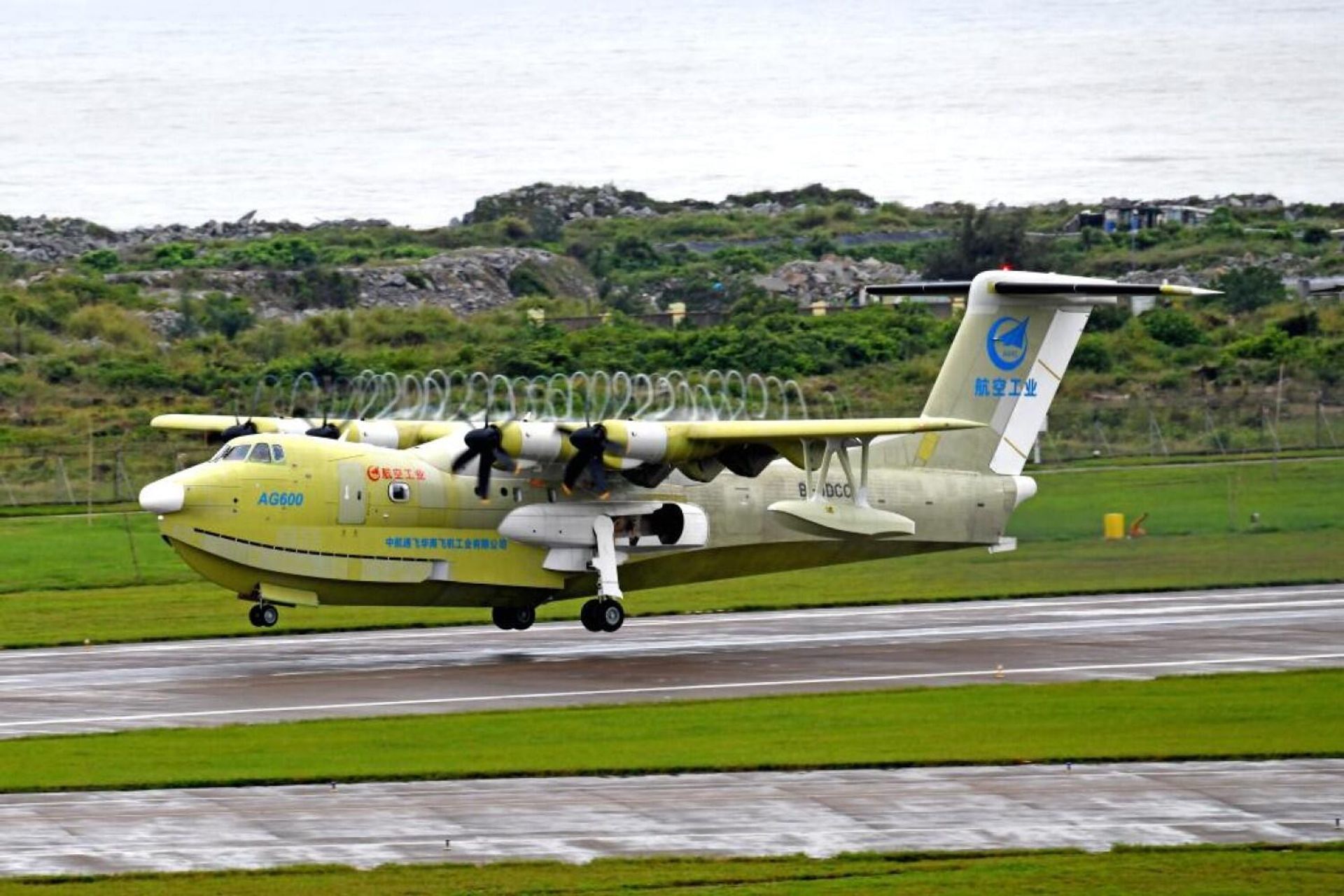 A full-state new-configuration model of China's AG600 large amphibious aircraft prepares to conduct the maiden flight in Zhuhai, south China's Guangdong Province, on May 31, 2022. This new-configuration AG600 amphibious aircraft conducted a successful maiden flight on Tuesday, according to the Aviation Industry Corporation of China (AVIC) A full-state new-configuration model of China's AG600 large amphibious aircraft prepares to conduct the maiden flight in Zhuhai, south China's Guangdong Province, on May 31, 2022. This new-configuration AG600 amphibious aircraft conducted a successful maiden flight on Tuesday, according to the Aviation Industry Corporation of China (AVIC) - Sputnik International, 1920, 31.05.2022