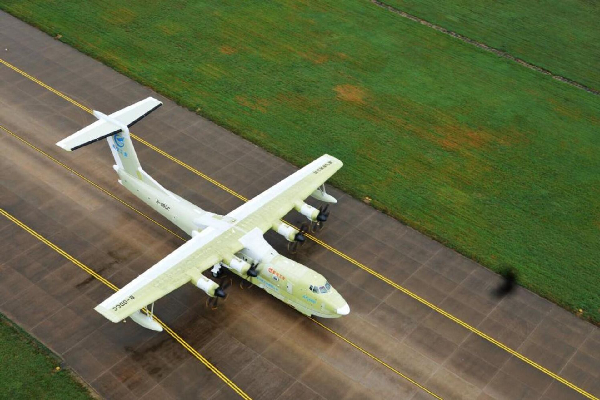 A full-state new-configuration model of China's AG600 large amphibious aircraft lands at the airport after conducting the maiden flight in Zhuhai, south China's Guangdong Province, on May 31, 2022. This new-configuration AG600 amphibious aircraft conducted a successful maiden flight on Tuesday, according to the Aviation Industry Corporation of China (AVIC) A full-state new-configuration model of China's AG600 large amphibious aircraft lands at the airport after conducting the maiden flight in Zhuhai, south China's Guangdong Province, on May 31, 2022. This new-configuration AG600 amphibious aircraft conducted a successful maiden flight on Tuesday, according to the Aviation Industry Corporation of China (AVIC) - Sputnik International, 1920, 31.05.2022