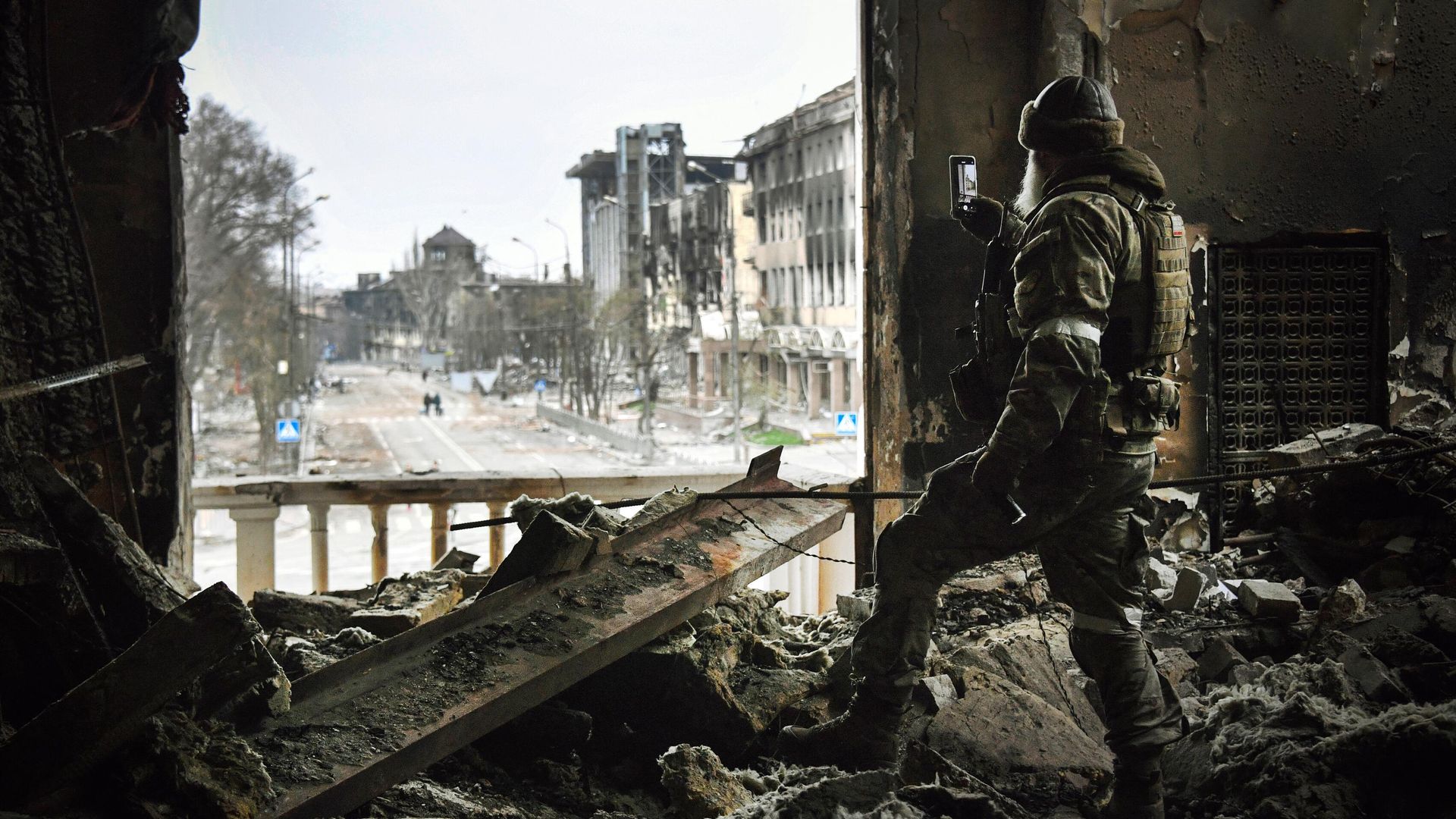 A Russian soldier patrols at the Mariupol drama theatre, bombed last March 16, on April 12, 2022 in Mariupol, A Russian soldier patrols at the Mariupol drama theatre, bombed last March 16, on April 12, 2022 in Mariupol, - Sputnik International, 1920, 01.06.2022
