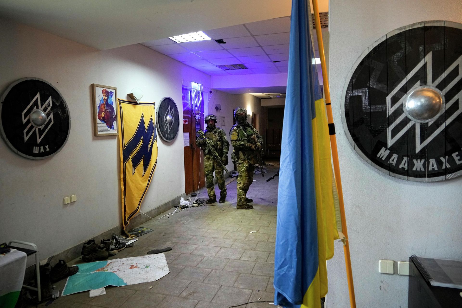 Russian soldiers walk inside the Ukraine's Azov Regiment base adorned with the unit's emblems in Yuriivka resort settlement on the coast of Azov Sea not far from Mariupol, in territory under the government of the Donetsk People's Republic, eastern Ukraine, Wednesday, May 18, 2022 Russian soldiers walk inside the Ukraine's Azov Regiment base adorned with the unit's emblems in Yuriivka resort settlement on the coast of Azov Sea not far from Mariupol, in territory under the government of the Donetsk People's Republic, eastern Ukraine, Wednesday, May 18, 2022 - Sputnik International, 1920, 24.05.2022