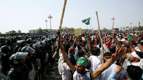 Supporters of ousted Pakistani Prime Minister Imran Khan chant slogans next to para military soldiers stopping them to march towards parliament during in an anti government rally, in Islamabad, Pakistan, Thursday, May 26, 2022 - Sputnik International