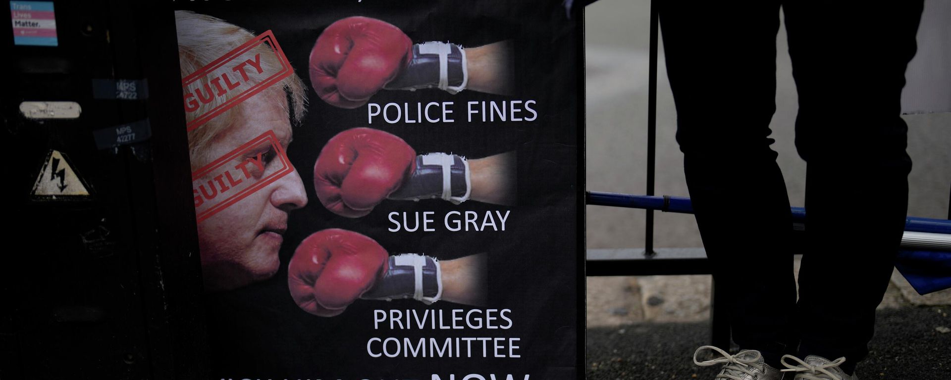 An anti-Boris Johnson, anti-Brexit protester stands next to a placard across the street from the Houses of Parliament on the edge of Parliament Square, in London, Wednesday, May 25, 2022 - Sputnik International, 1920, 01.06.2022