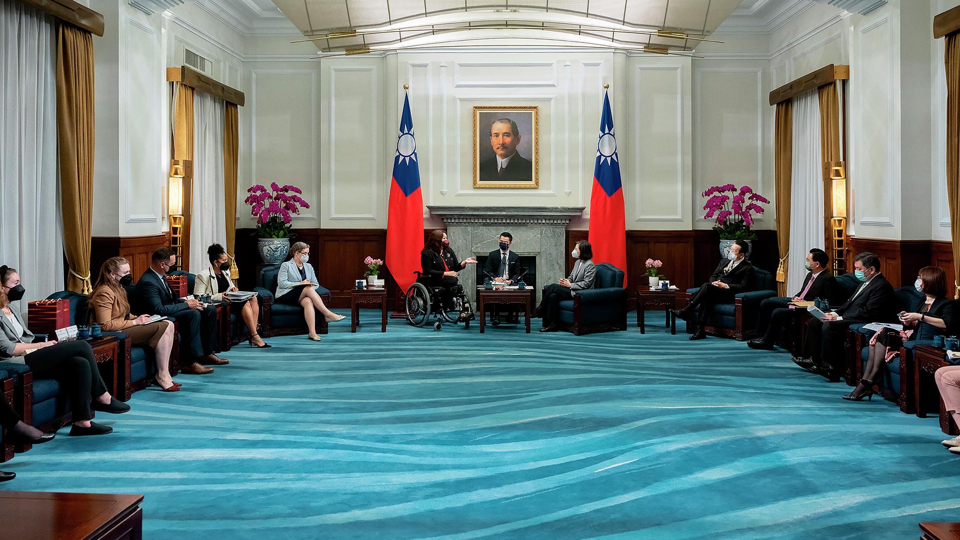 In this photo released by the Taiwan Presidential Office, U.S. Sen. Tammy Duckworth, D-Ill., center left, meets with Taiwan's President Tsai Ing-wen, center right, at the Presidential Office in Taipei, Taiwan, Tuesday, May 31, 2022 In this photo released by the Taiwan Presidential Office, U.S. Sen. Tammy Duckworth, D-Ill., center left, meets with Taiwan's President Tsai Ing-wen, center right, at the Presidential Office in Taipei, Taiwan, Tuesday, May 31, 2022 - Sputnik International, 1920, 28.11.2022