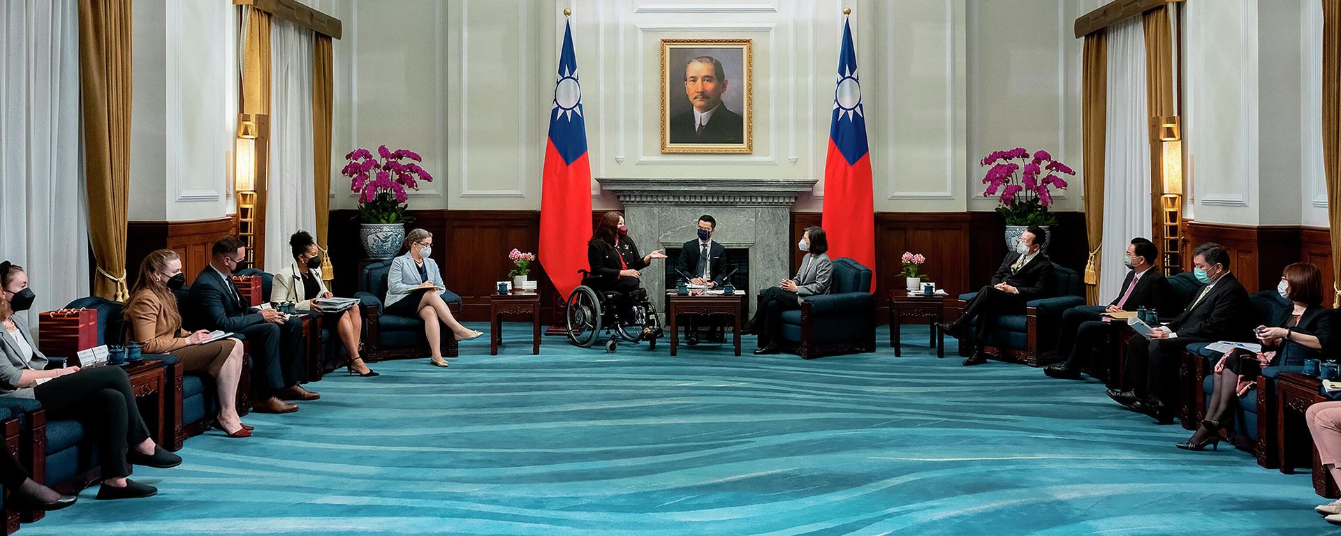 In this photo released by the Taiwan Presidential Office, U.S. Sen. Tammy Duckworth, D-Ill., center left, meets with Taiwan's President Tsai Ing-wen, center right, at the Presidential Office in Taipei, Taiwan, Tuesday, May 31, 2022 - Sputnik International, 1920, 28.11.2022