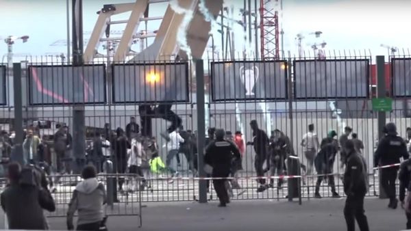 French police tear gas & pepper spray fans waiting to attend the Champions League final - Sputnik International