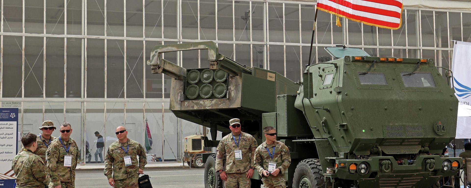 (FILES) In this file photo taken on March 06, 2022 US military personnel stand by a M142 High Mobility Artillery Rocket System (HIMARS) during Saudi Arabia’s first World Defense Show, north of the capital Riyadh. - - Sputnik International, 1920, 06.06.2022